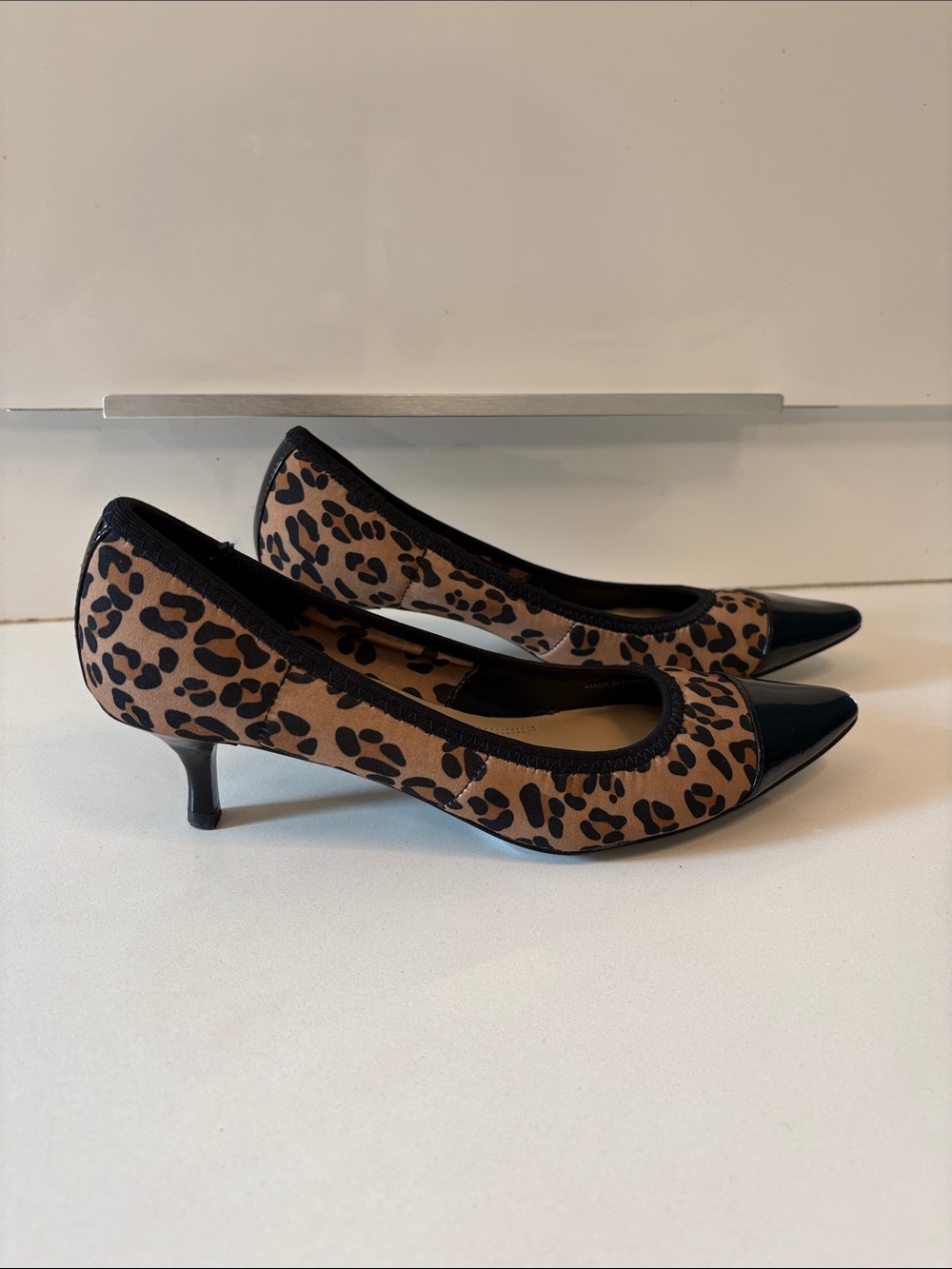 Ellen Tracy Leopard Print Pumps with Black Patent Toe size 6.